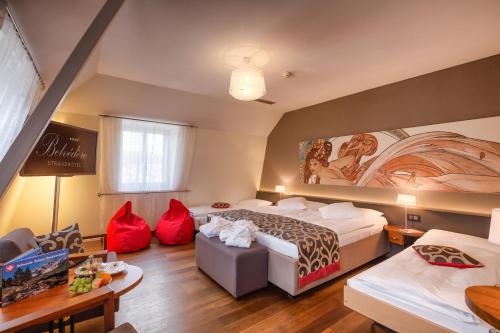 a hotel room with two beds and a table at Belvédère Strandhotel in Spiez