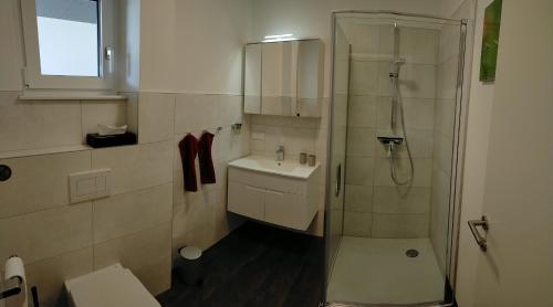 Bilik mandi di Ferienwohnung Pößnecker