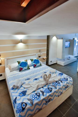 a bedroom with a bed with blue and white sheets and pillows at Casa Elisa in Riomaggiore