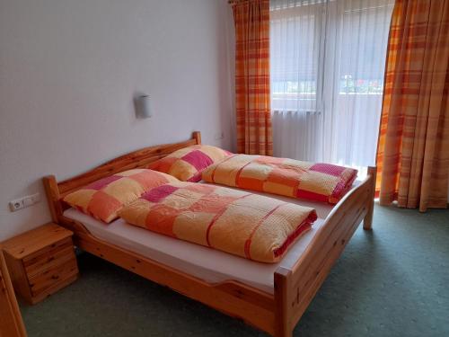 una camera da letto con due letti singoli e una finestra di Appartement Hochmuth a Ramsau im Zillertal