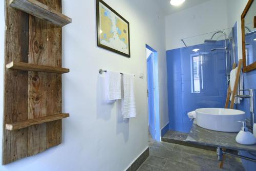 Baño azul con bañera y lavamanos en Casa Azul, en Terrasini