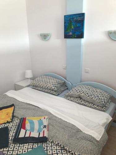 Yumbo Beach Apartment 2 with high speed free internet tesisinde bir odada yatak veya yataklar