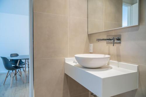 La salle de bains est pourvue d'un lavabo sur un comptoir. dans l'établissement Temporales Ushuaia - Ilaia, à Ushuaia