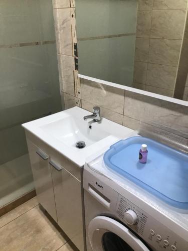 Yumbo Beach Apartment 2 with high speed free internet tesisinde bir banyo