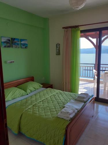 Postel nebo postele na pokoji v ubytování Pyrgadikia Paradise