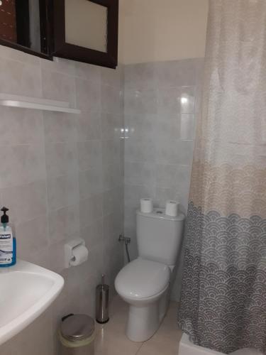 Ein Badezimmer in der Unterkunft Pyrgadikia Paradise