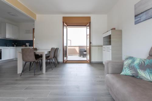 a living room with a couch and a table at A Casa di Lelia in Muggia