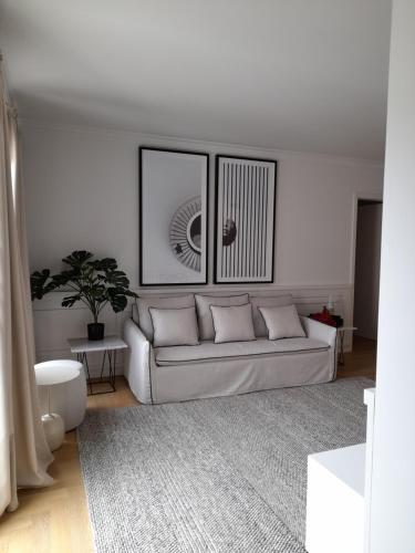 ein weißes Wohnzimmer mit einem weißen Sofa und einem Teppich in der Unterkunft Lisbon, Wifi, AC in Lissabon