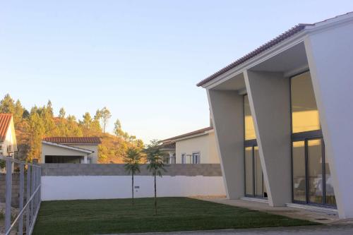una representación de una casa con patio en Vila dArte Alojamento local situado no Centro do País, en Vila de Rei