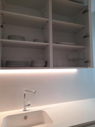 un bancone della cucina con lavello e piatti su scaffali di Lisbon, Wifi, AC a Lisbona