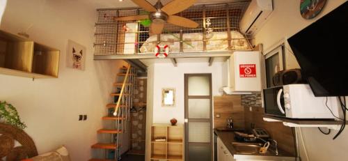 Zimmer mit einer Küche und einem Deckenventilator. in der Unterkunft STUDIO MEZZANINE 2/3 Personnes in La Teste-de-Buch