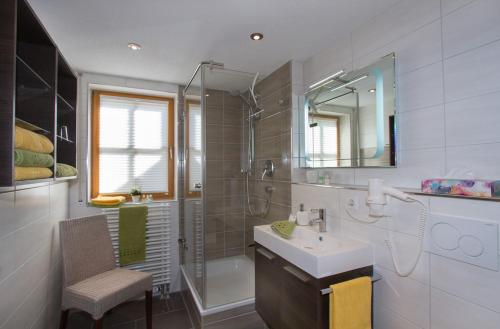 Un baño con lavabo, ducha y espejo. en Gästehaus Trostelhof, en Salem