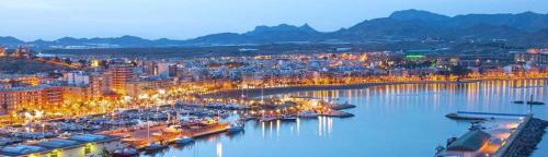 Una ciudad con barcos en un puerto por la noche en Casa Rana, en Puerto de Mazarrón