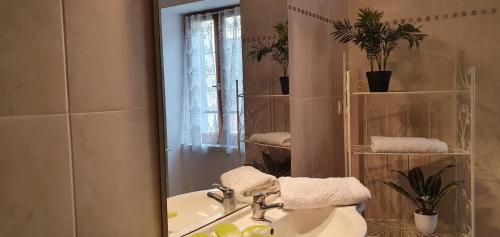 Un baño con lavabo, inodoro y espejo. en La maison de mon enfance ! Au cœur du Minervois !, en Félines-Minervois