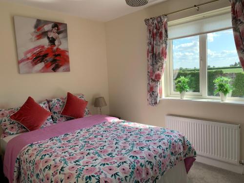 Кровать или кровати в номере Two Bedroom Town House Beside The River Barrow