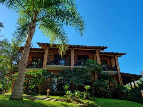 加斯帕的住宿－Pousada Arraial do Ouro，前面有棕榈树的房子