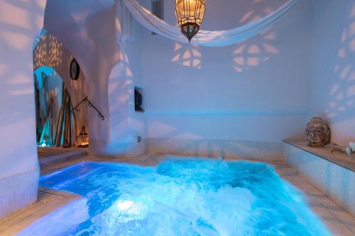 bañera de hidromasaje en el medio de una habitación en Hotel Al Convento en Vezzano Ligure