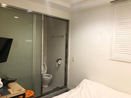 Ett badrum på Hostel Seoul