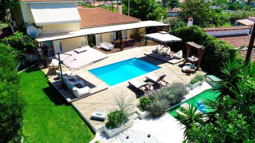 una vista aérea de una casa con piscina en Serenity Luxury Villa, Skiathos, en Agia Paraskevi