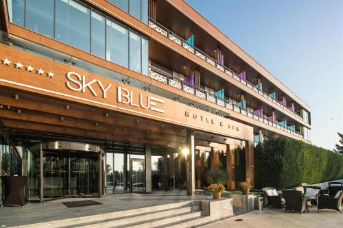 un gran edificio con una señal azul cielo en Sky Blue Hotel & Spa, en Ploieşti