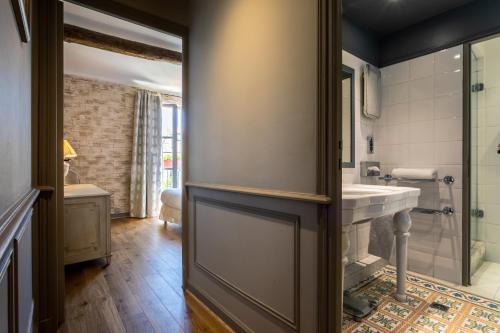 een badkamer met een wastafel en een douche bij Café de Paris in Aix-en-Provence