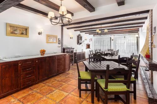 a dining room with a table and chairs at Pensiunea Muntele Rece in Bran