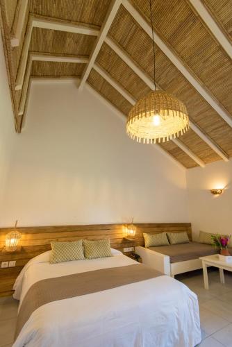 Postel nebo postele na pokoji v ubytování Le Saly Hotel & Hotel Club Filaos - All Inclusive