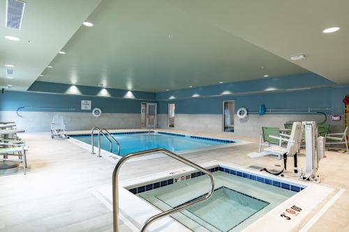 uma piscina num quarto de hotel com piscina em Holiday Inn Express & Suites - Moundsville, an IHG Hotel em Moundsville