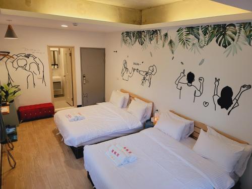 Postel nebo postele na pokoji v ubytování Red Rose B&B漫楓宿民宿 桃園市民宿110號