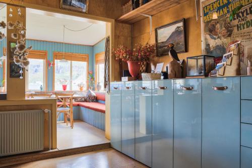 塞濟斯菲厄澤的住宿－哈法爾丹HI旅舍- 海港大樓，一间厨房,里面装有蓝色的橱柜