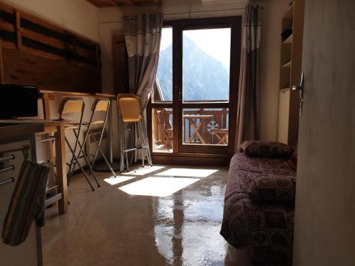 Cette chambre dispose d'une fenêtre offrant une vue sur la montagne. dans l'établissement Studio Ski Apartment, à Les Deux Alpes