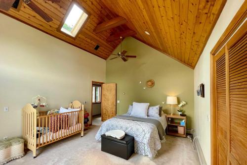 Imagen de la galería de Lakeside Berkshires Home Near Hiking and Skiing!, en Lanesborough