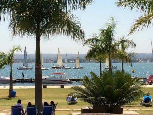 a view of a body of water with sail boats at Flat no Life Resort a Beira Lago in Brasilia