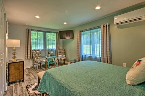 ein Schlafzimmer mit einem Bett und einem Tisch und Stühlen in der Unterkunft 15 Mi to Camelback Resort! The Overlook Home in Brodheadsville