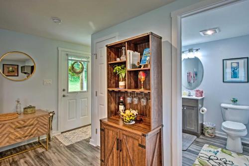 ein Badezimmer mit einem WC und einem Holzschrank in der Unterkunft 15 Mi to Camelback Resort! The Overlook Home in Brodheadsville