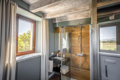 baño con ducha, lavabo y ventana en Mas d'Aravó - Casa Colonos, en Bolvir