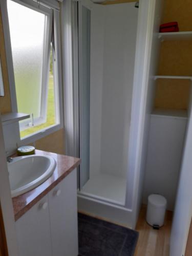 Kylpyhuone majoituspaikassa mobil-home sur terrain privatif jean-mi et flo