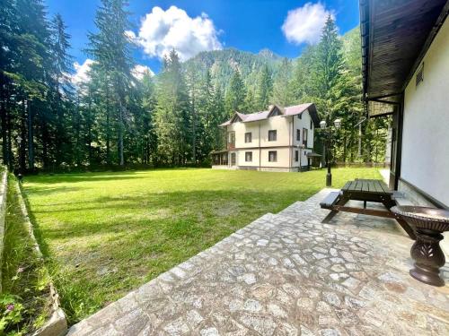 a large yard with a large house in the forest at Комплекс Орлово гнездо in Beli Iskar