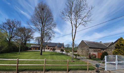 une maison avec une clôture devant une cour dans l'établissement La halte de la vilaine, à Sainte-Anne-sur-Vilaine