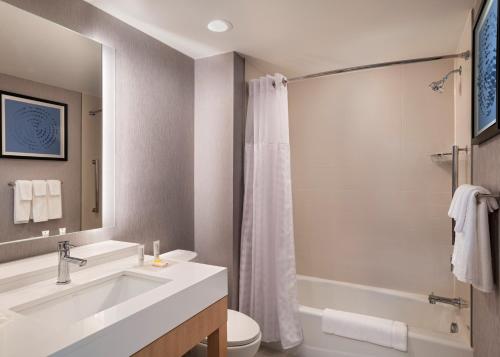 y baño con lavabo, aseo y ducha. en Hyatt Place Austin Lake Travis/Four Points, en Austin