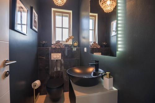 a bathroom with a black sink and a mirror at LUXUS-VILLA mit 4 Schlafzimmern und POOL in der Nähe von Dubrovnik Kroatien und Bosnien in Ravno