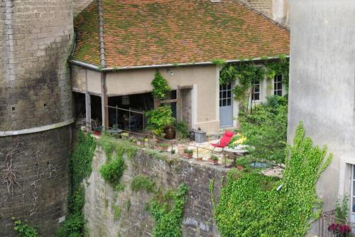 an outside view of a house with ivy at Studio sur les remparts Semur-en-Auxois BOURGOGNE in Semur-en-Auxois