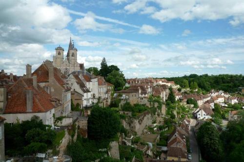 a view of a town with houses and a castle at Studio sur les remparts Semur-en-Auxois BOURGOGNE in Semur-en-Auxois