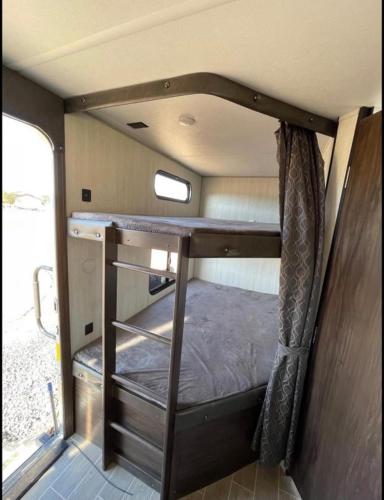 uma vista interior de uma caravana com um beliche em 2020 Camper fully hooked-up at St. George RV Park! em St. George