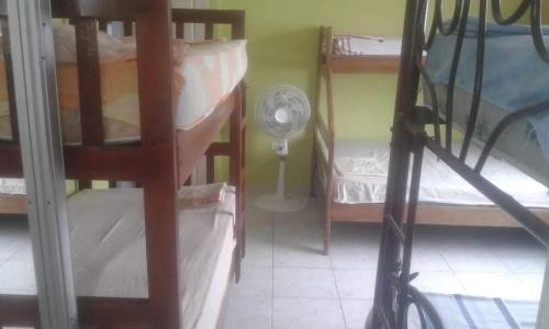 Bunk bed o mga bunk bed sa kuwarto sa Casa blanca Atacames