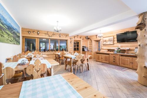 Et tv og/eller underholdning på Dworek Nad Białką Apartamenty-Pokoje-Białka Tatrzańska-Czarna Góra