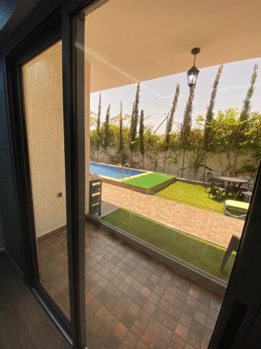 Bazén v ubytování VILLA AMALOU AVEC PISCINE FAMILLE UNIQUEMENt nebo v jeho okolí
