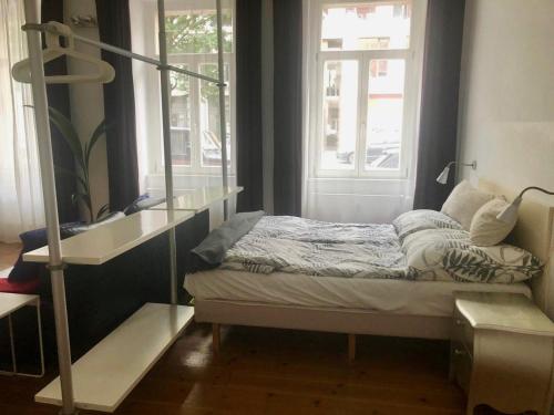 Cette petite chambre comprend un lit et une étagère. dans l'établissement Nice studio in Friedrichschain area, à Berlin