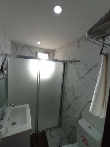 Un baño con ducha, inodoro y lavabo. en Golden Rose Hotel, en Nablus