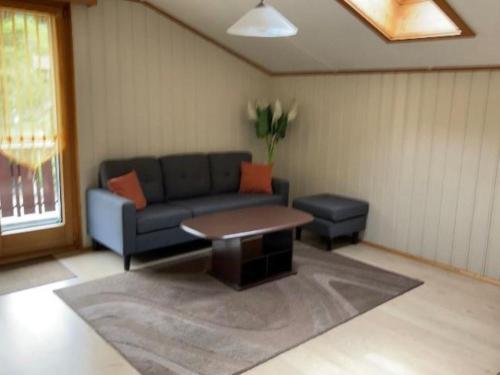 sala de estar con sofá y mesa de centro en Apartment Vermöhlen-Bohren Ruth by Interhome en Wilderswil